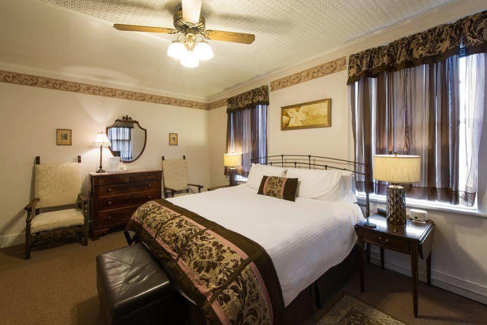 Rogues Harbor Inn Lansing Kültér fotó