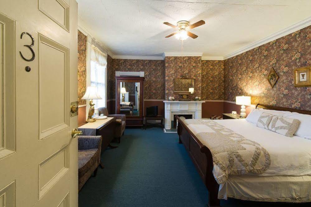 Rogues Harbor Inn Lansing Kültér fotó