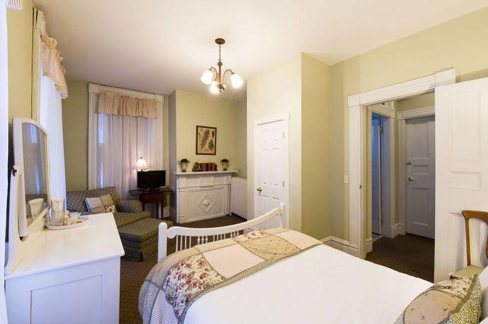 Rogues Harbor Inn Lansing Kültér fotó
